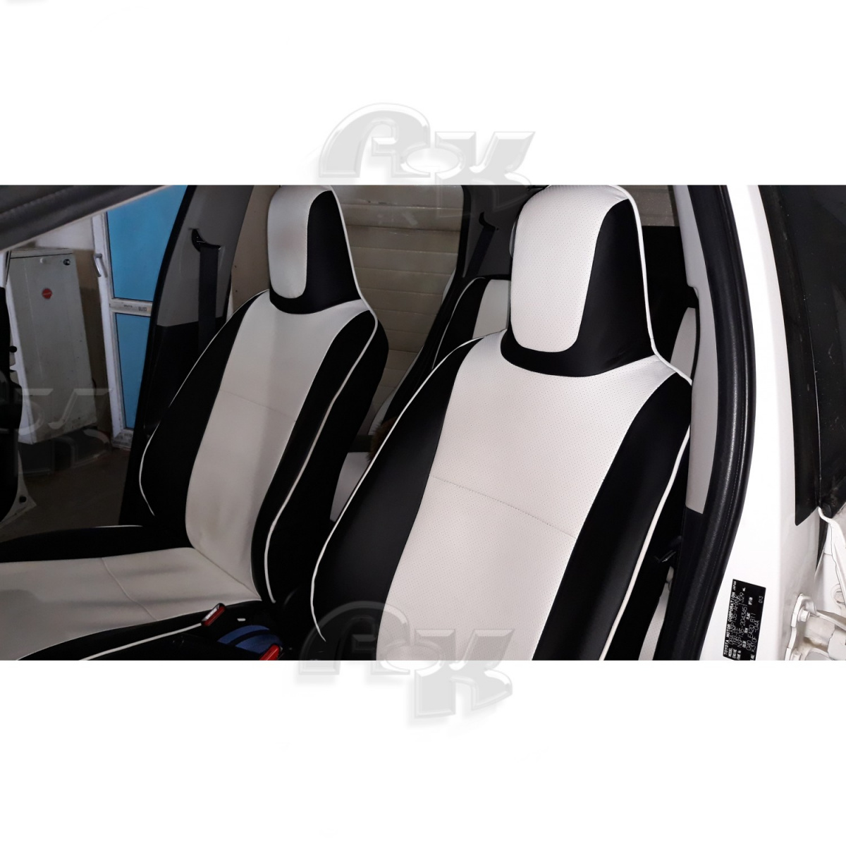 Чехлы из экокожи Toyota Vitz III 130 12.2010-03.2014 60/40 литые подг. (Мод.443.0) Автокомфорт