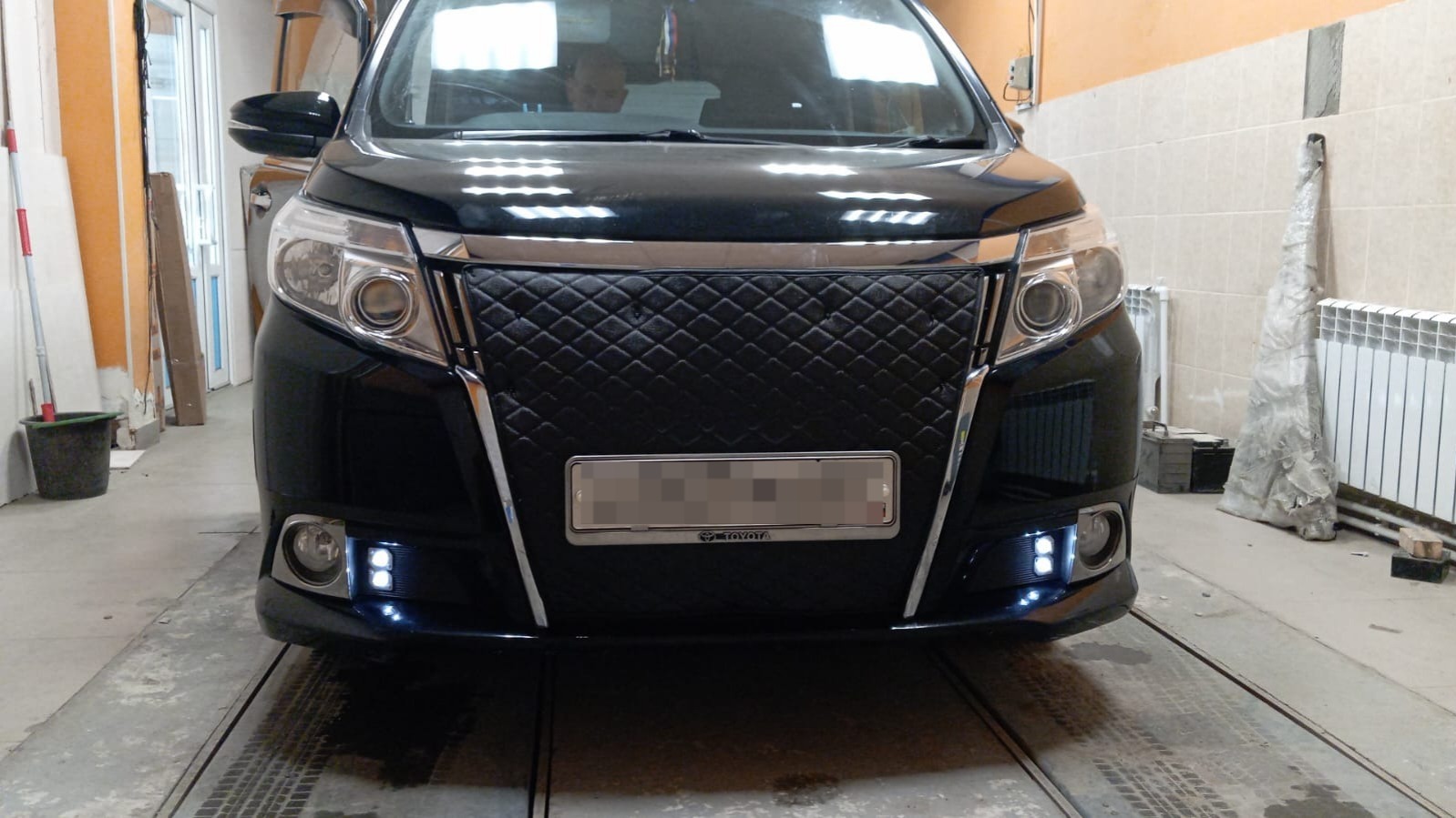 Утеплитель радиатора кожаный Toyota Esquire  R80 2014 - 2017