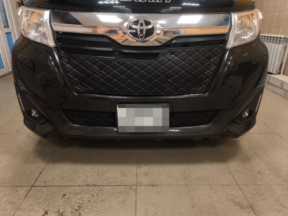 Утеплитель радиатора кожаный Toyota Roomy 2016 - 2020