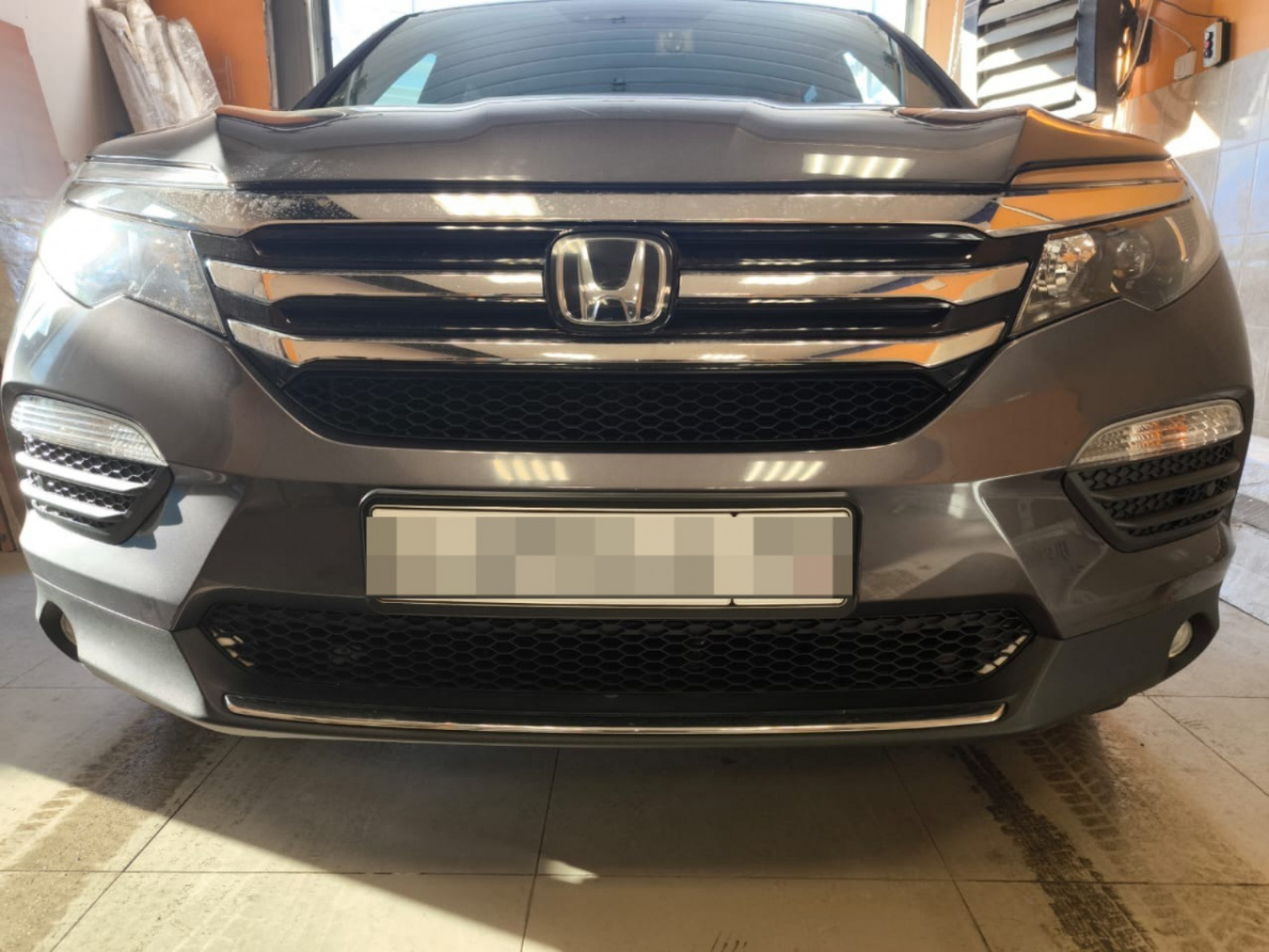 Утеплитель радиатора кожаный Honda Pilot 2016 - 2021 (2 части)