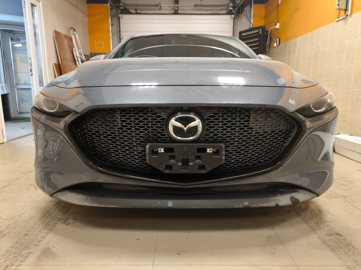 Утеплитель радиатора кожаный Mazda 3 2018- хэтчбэк (1 часть)