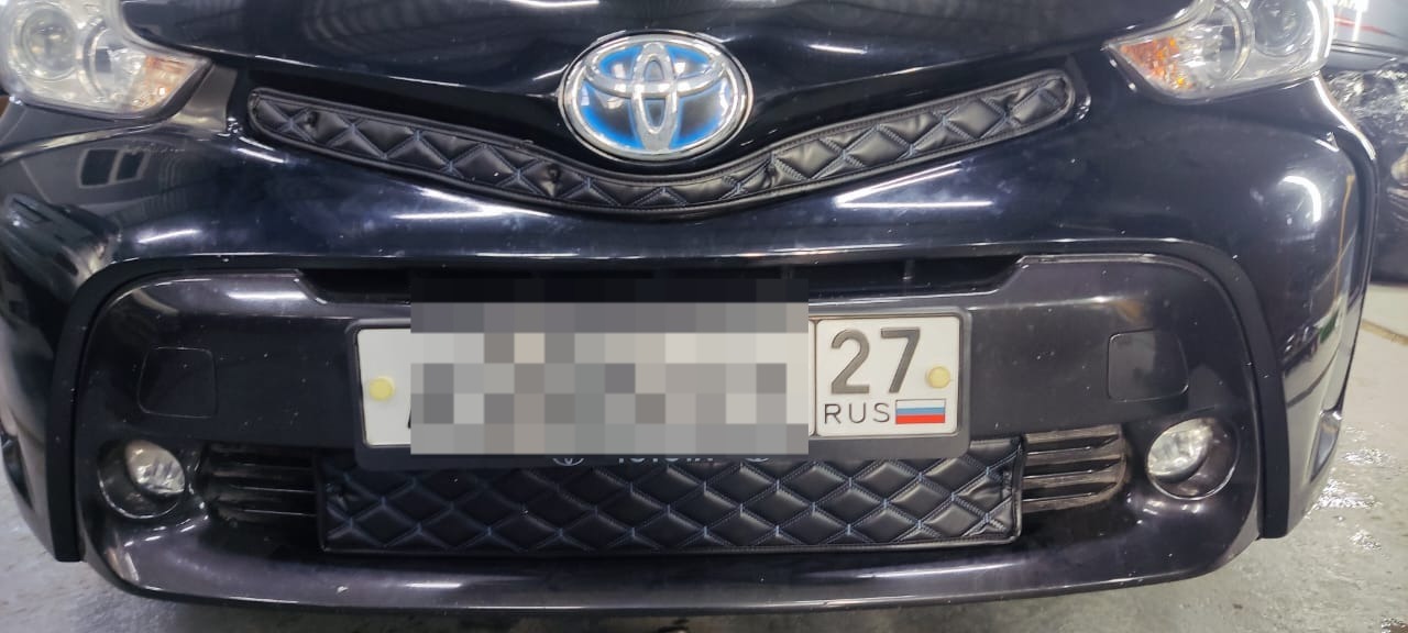 Утеплитель радиатора кожаный Toyota Prius Alpha (XW40) РЕСТАЙЛИНГ 2014 - 2021