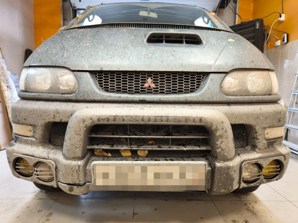 .Утеплитель радиатора кожаный Mitsubishi Delica 1997-2007 4 части