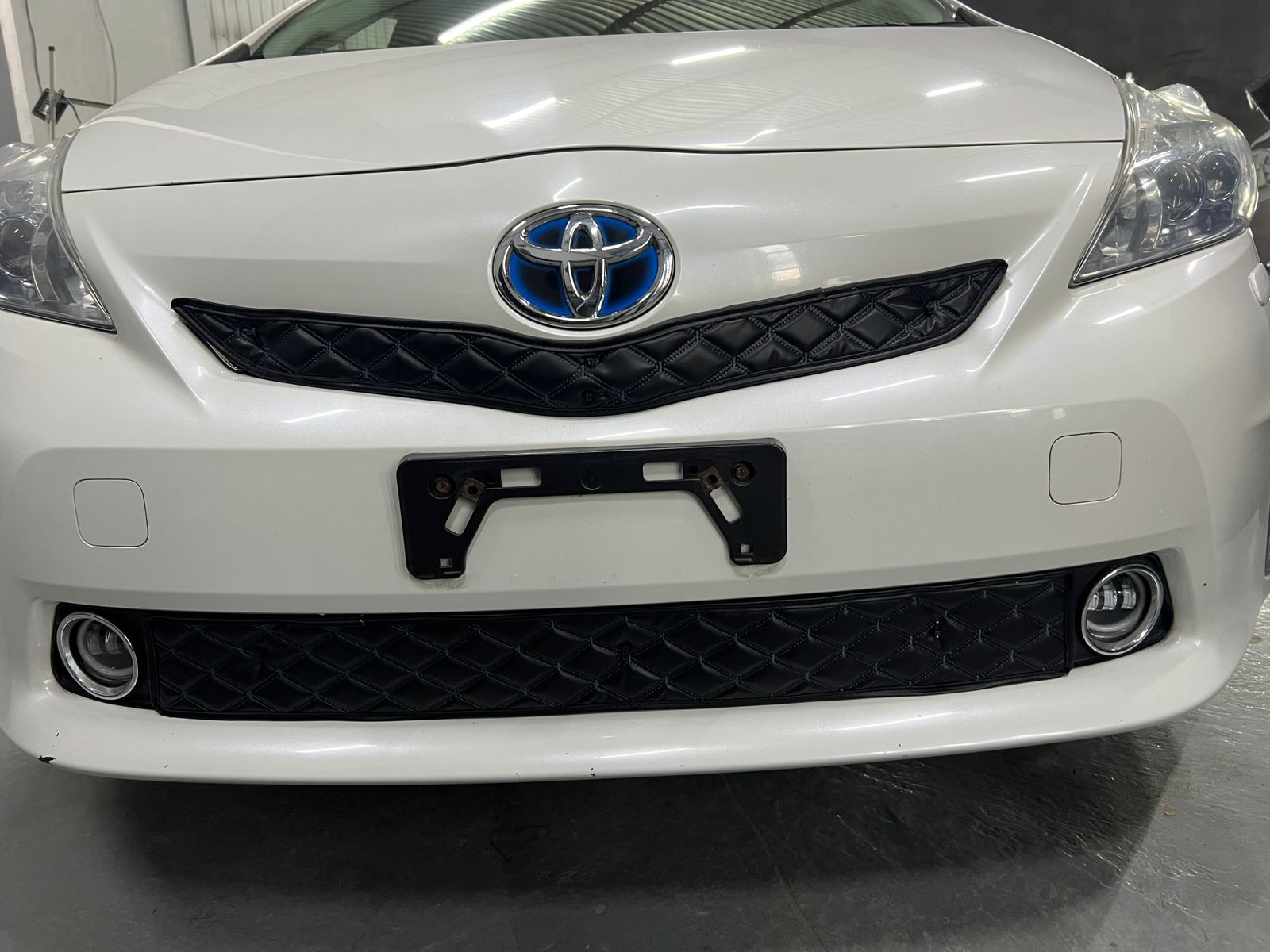 .Утеплитель радиатора кожаный Toyota Prius Alpha (XW40) 2011 - 2014