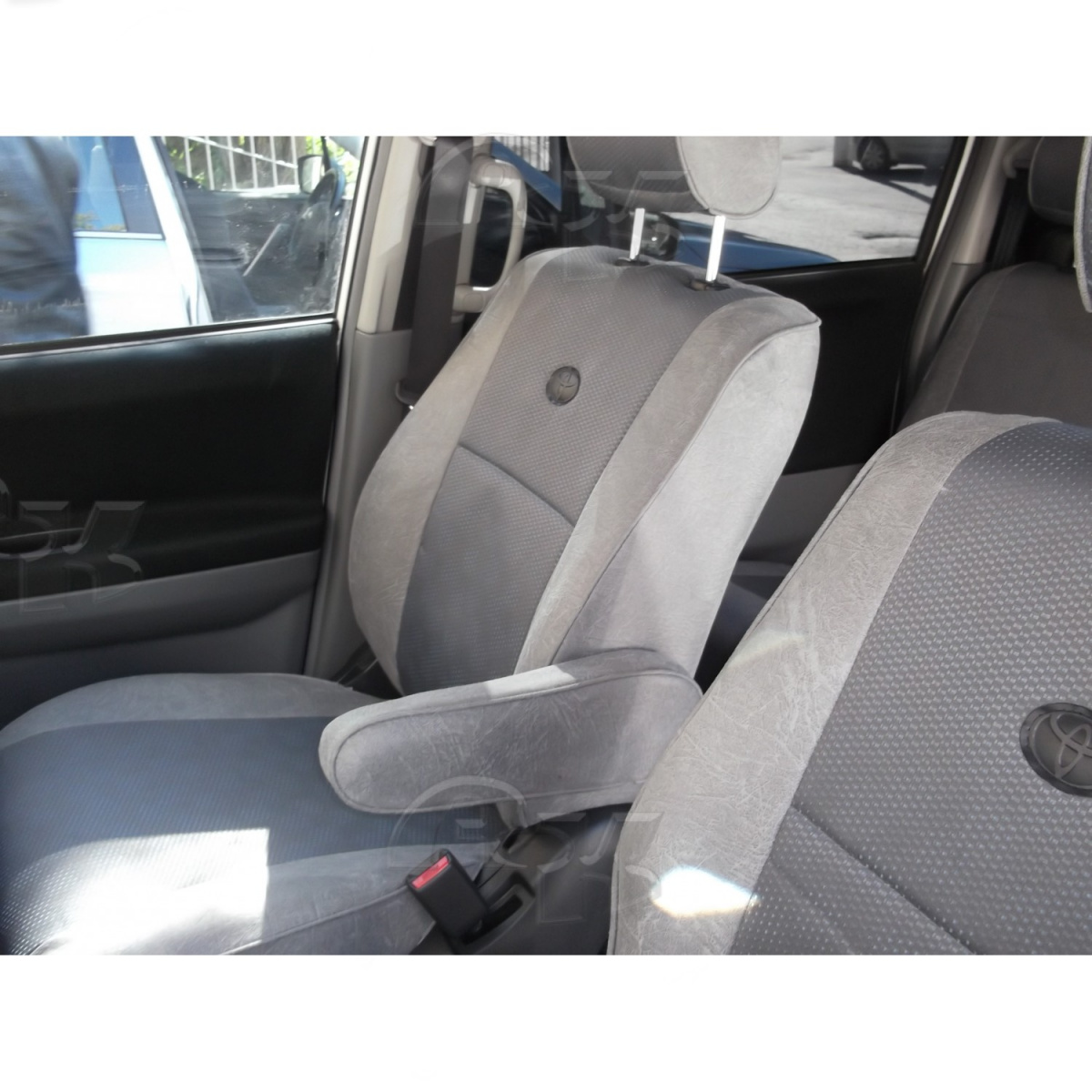 Чехлы из экокожи Toyota Voxy (Noah) 60 65 2001-2007 Трансформер, вращ.сид.  - 2 ряда Автокомфорт