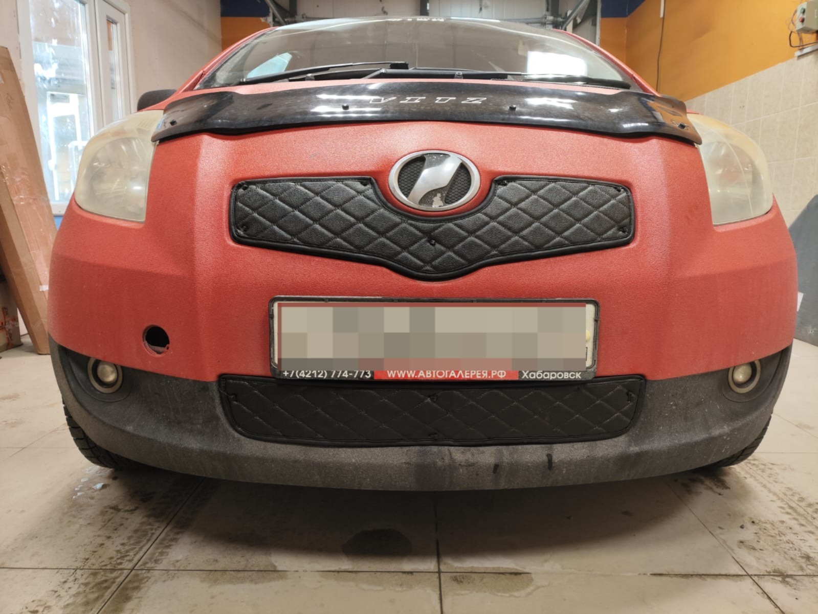 Утеплитель радиатора кожаный Toyota Vitz 90 2005 - 2007 ДО рестайлинг