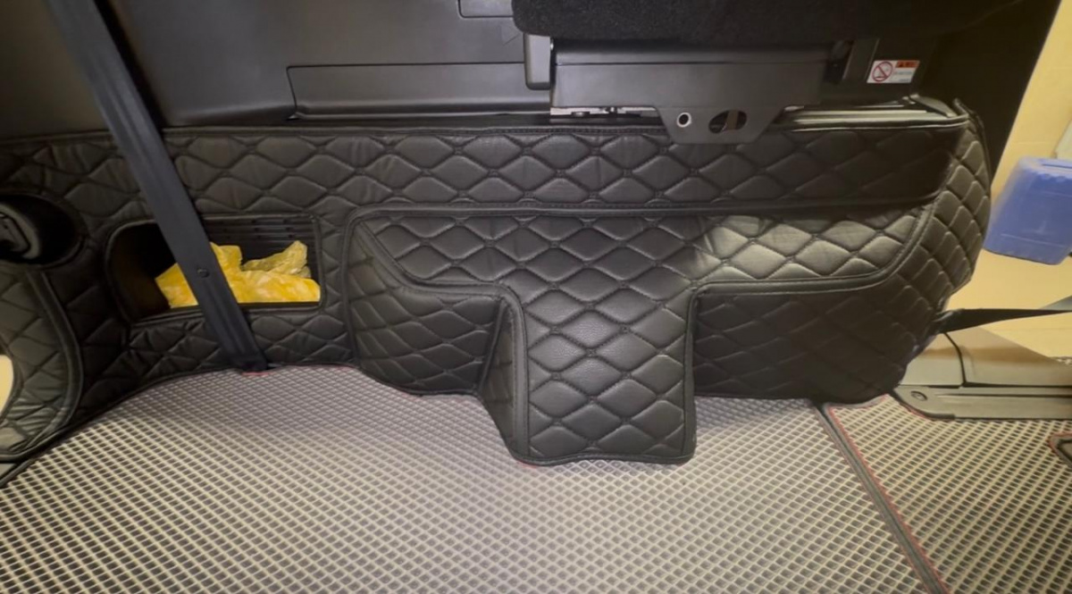 Коврик 3D в багажник кожаный Delica D5