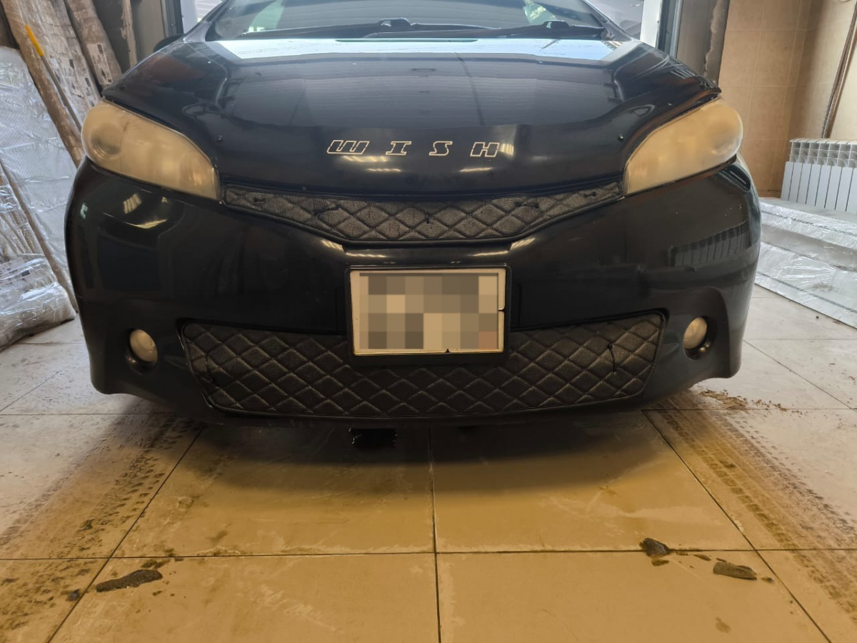 Утеплитель радиатора кожаный Toyota Wish 2009 - 2012 Дорестайлинг №2