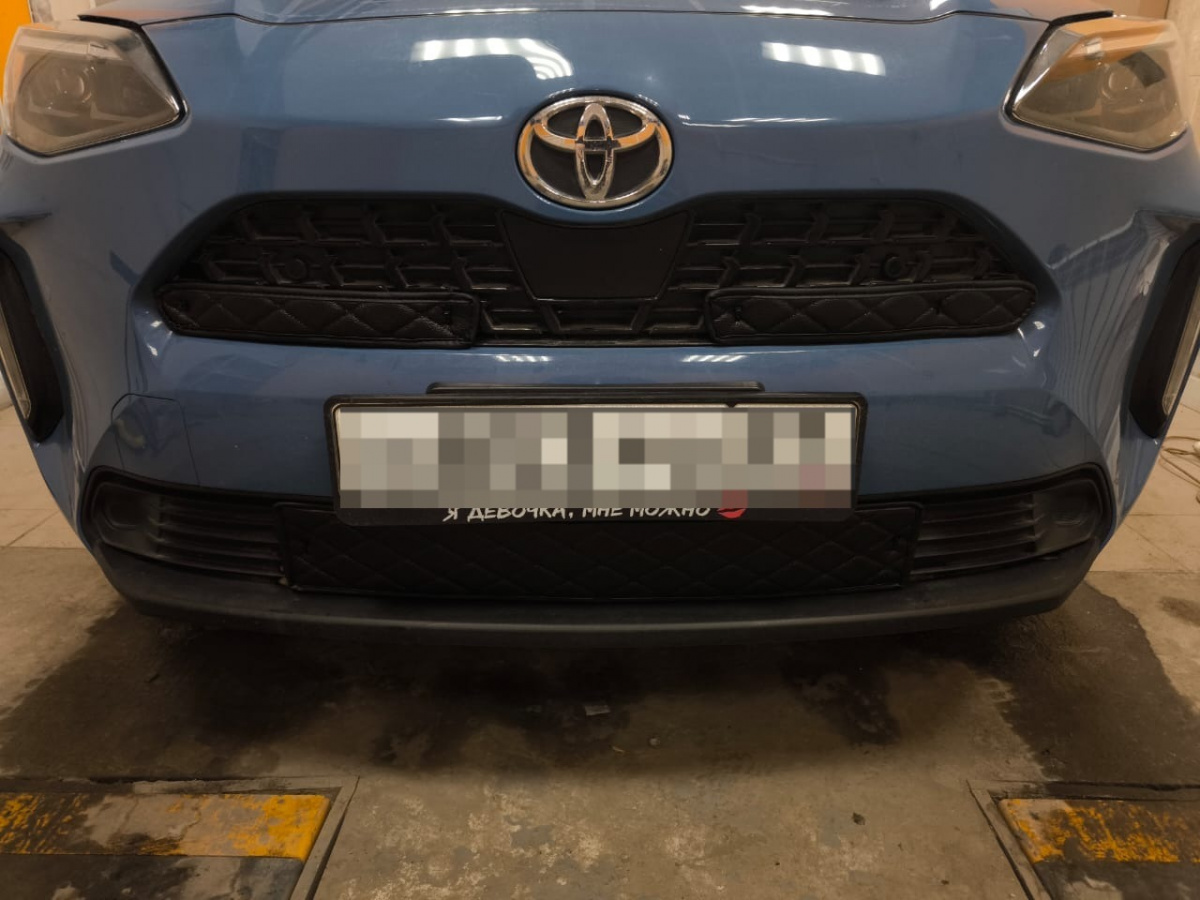 Утеплитель радиатора кожаный Yaris Cross 2020-2023 из 3 частей