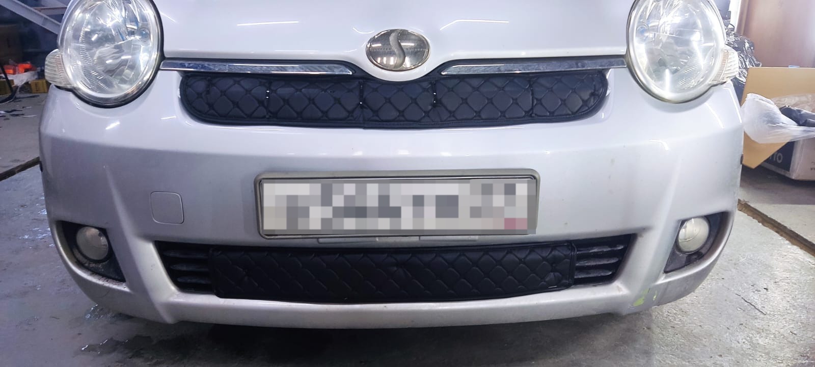.Утеплитель радиатора кожаный Toyota Sienta 2006-2015 ( 80 кузов )