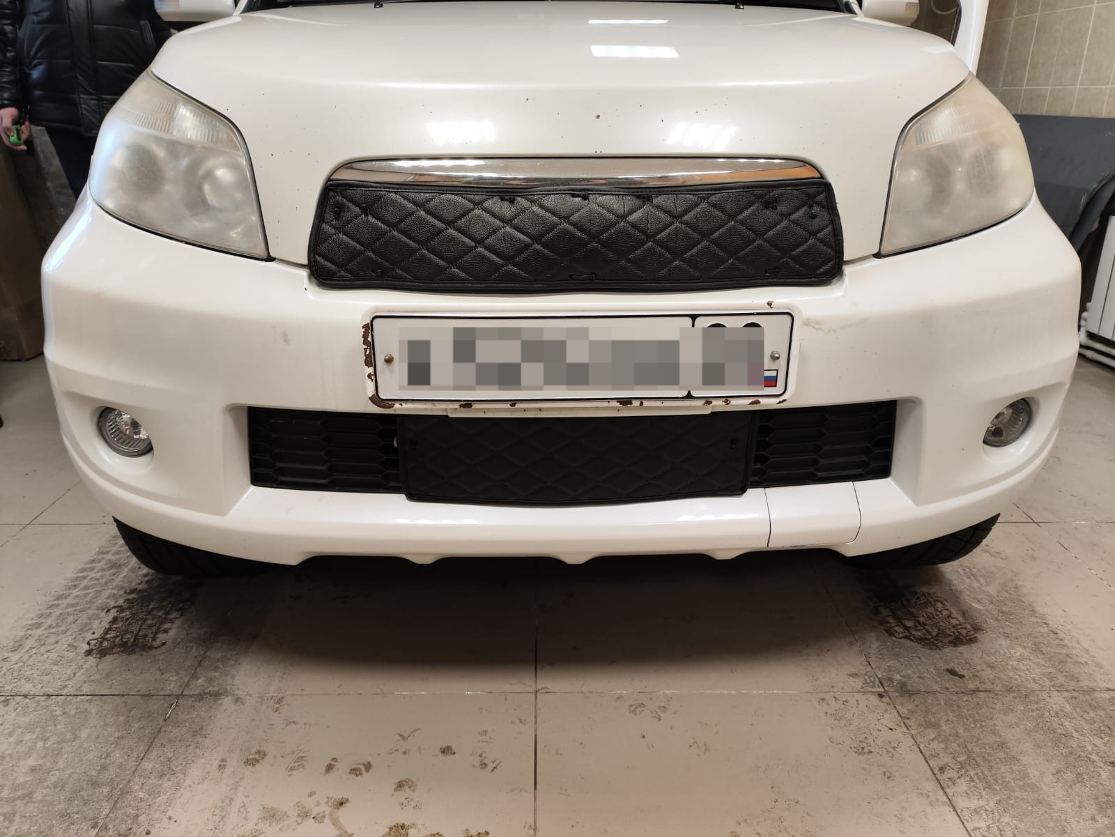 Утеплитель радиатора кожаный Toyota Rush J200 2008 - 2016 Рестайлинг