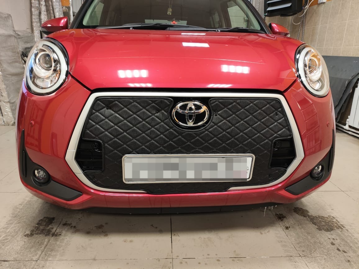Утеплитель радиатора кожаный Toyota Passo 2018-2023 (1 часть)