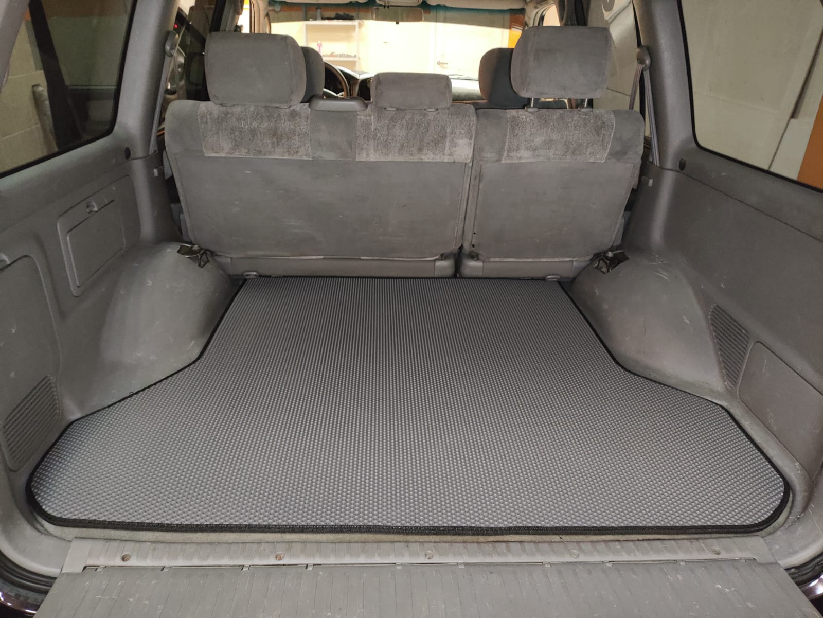 Коврик в багажник EVA Toyota Land Cruiser 7 мест (без кресел) 100 / Cygnus 1998-2007