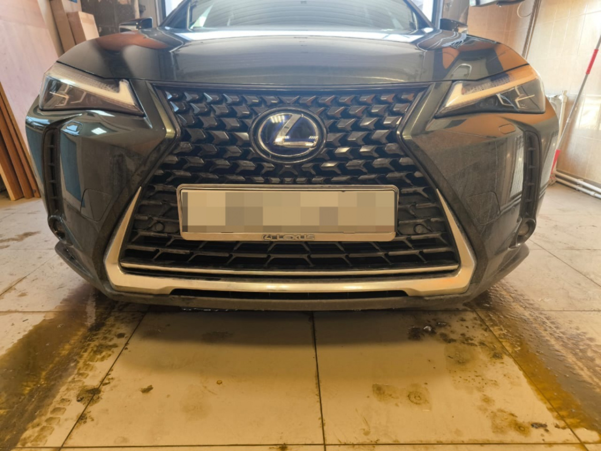 Утеплитель радиатора кожаный Lexus UX 250H