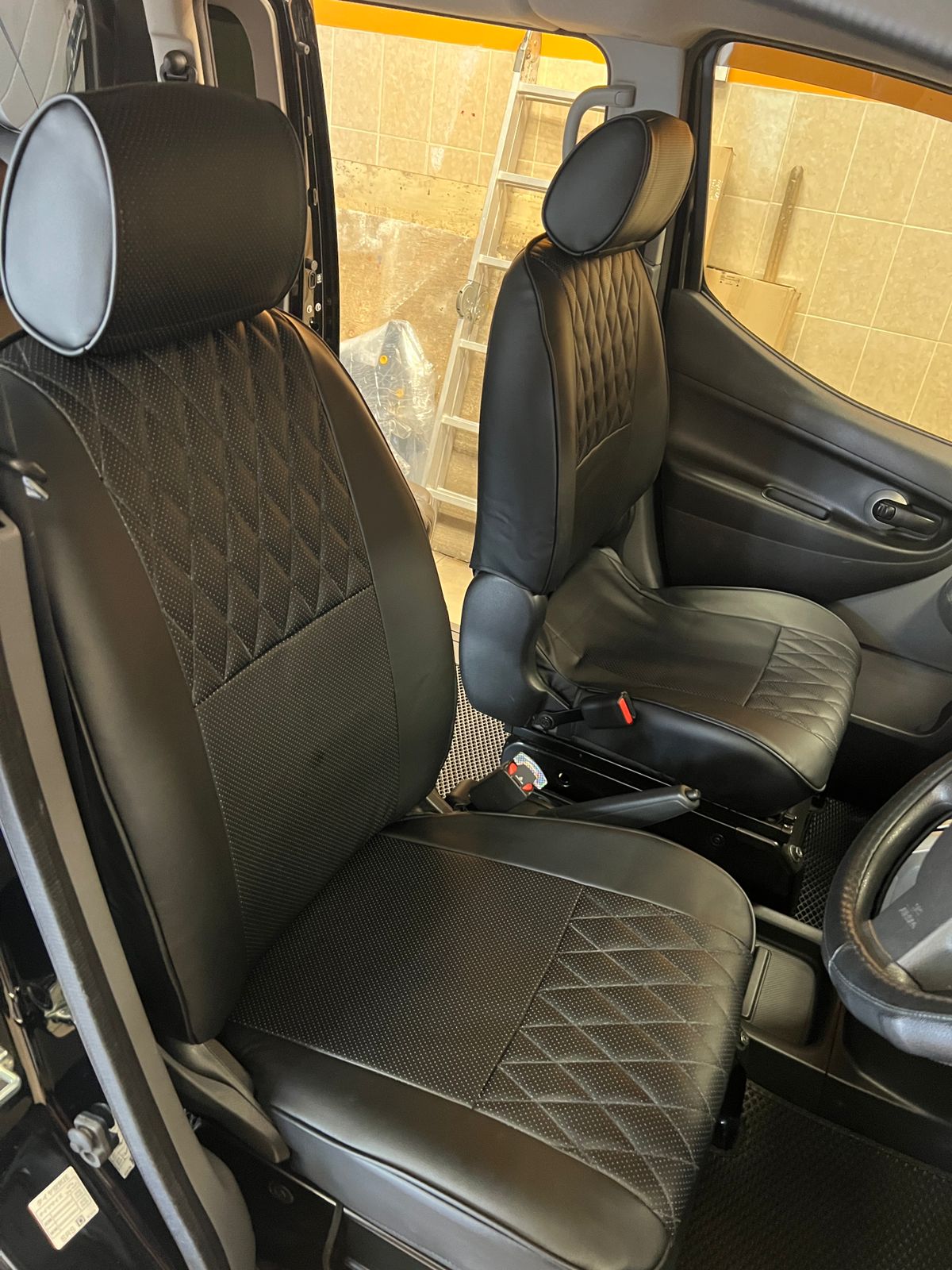 !Чехлы из экокожи Nissan NV200 / Delica D3 2009- разд.подг. 60/40 (Мод.522.0) Автокомфорт