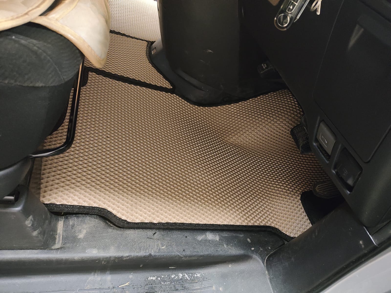 Коврики в салон EVA Toyota Noah / Voxy 70,75 40/40 (с вырезами под полозья)