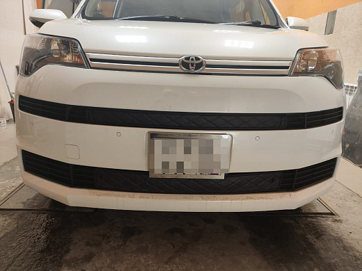 .Утеплитель радиатора кожаный Toyota Spade 2012-2020 из 2 частей