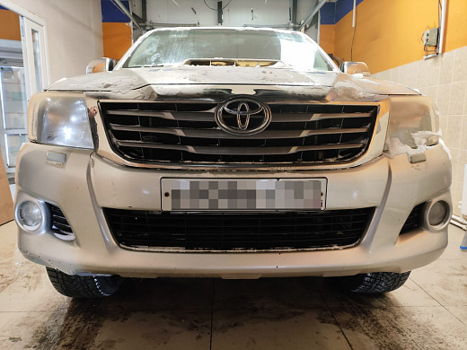 Утеплитель радиатора кожаный Toyota Hilux 2011-2015 из 2 частей