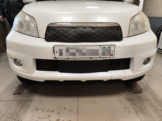 Утеплитель радиатора кожаный Toyota Rush J200 2008 - 2016 Рестайлинг
