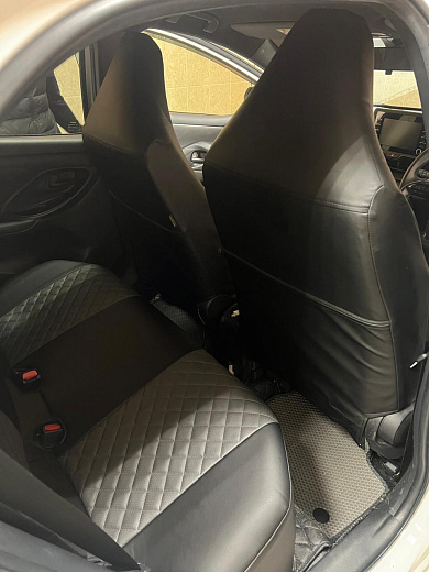 Чехлы Toyota Yaris \ Yaris Cross 2020- литые подголовники, правый руль Автостиль