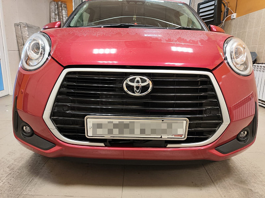 Утеплитель радиатора кожаный Toyota Passo 2018-2023 (1 часть)