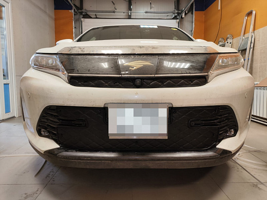 .Утеплитель радиатора кожаный из 2х частей Toyota Harrier 60 / 65 рестайлинг 2017-2020